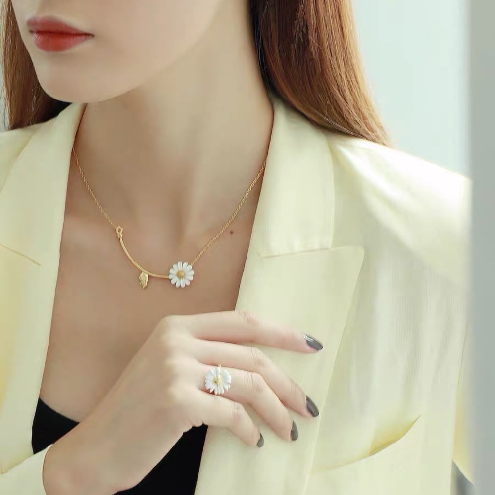 Kate Spade flower necklace - Picture 5 of 5